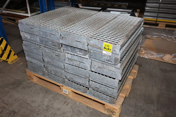 Konvolut Metall Treppenstufen Maße: 80 x 26,5 cm